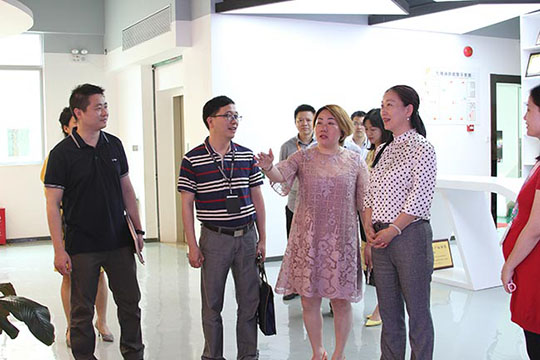 航城街道党工委书记王立萍一行莅临联诚发参观考察！
