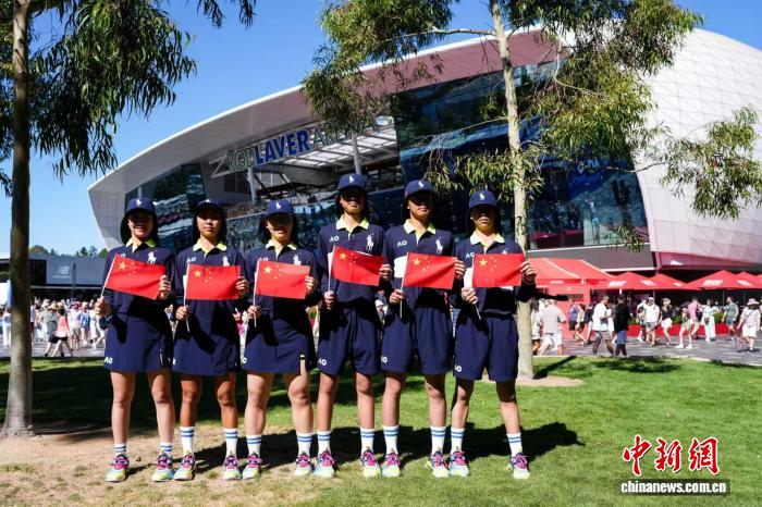 中国球童闪耀澳网赛场 六人获顶级赛事服务机会