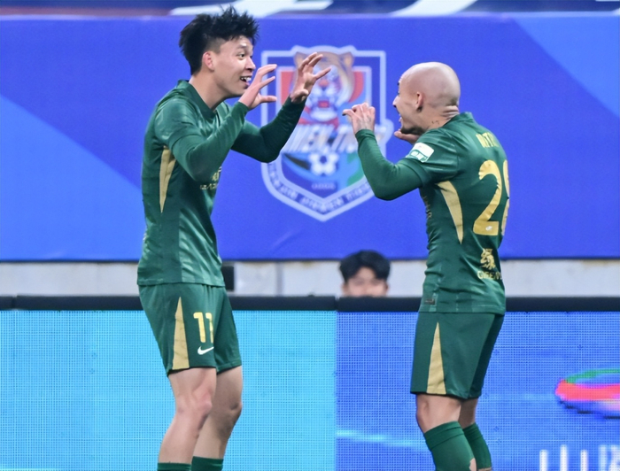 浙江队锋线爆发4-1掀翻海牛，米特里策王钰栋双