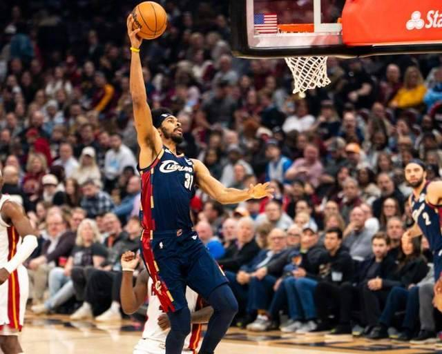 斯特鲁斯复出爆发率队大胜热火 骁勇表现或锁定