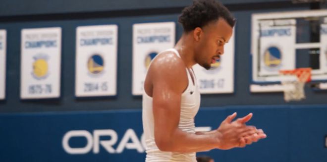 穆迪重伤倒地引唏嘘，利文斯顿伤情回顾显坚韧