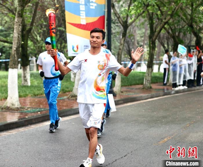 非遗传承者桑州点燃成都大运会火炬 传承千年文