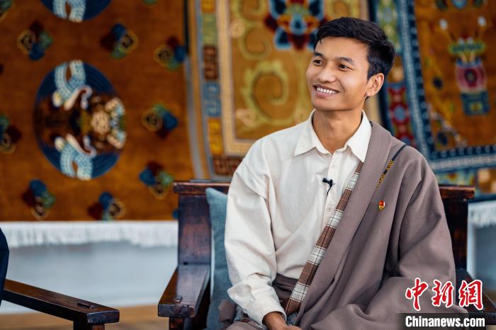 非遗传承者桑州点燃成都大运会火炬 传承千年文